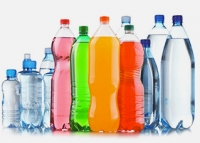 botellas de agua, jugos y bebidas