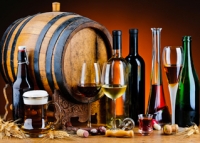 copas de vino, licores y barril de madera