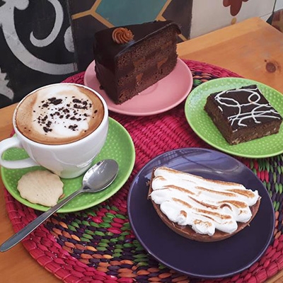 CAFÉ ORIGINARIA: GASTRONOMÍA LOCAL Y REPOSTERÍA ARTESANAL EN BARRIO ITALIA