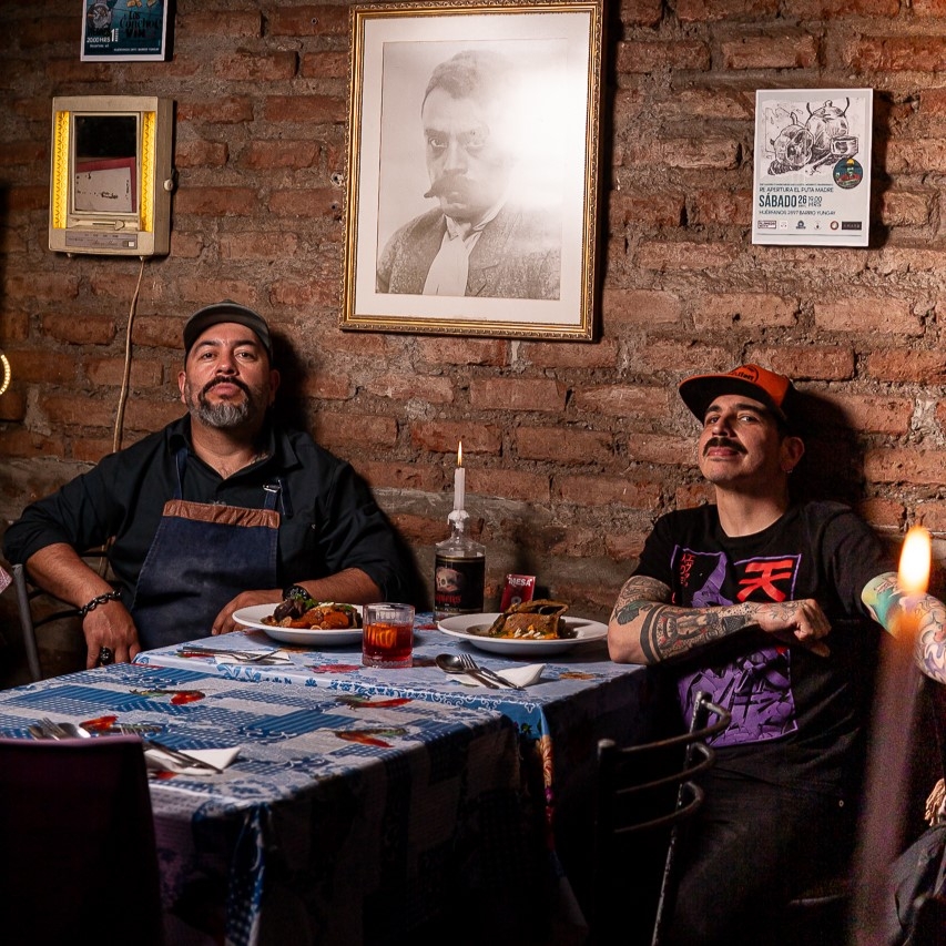 EL PUTA MADRE: COCINA CHILENA Y CULTURA GUACHACA EN EL CORAZÓN DEL BARRIO YUNGAY