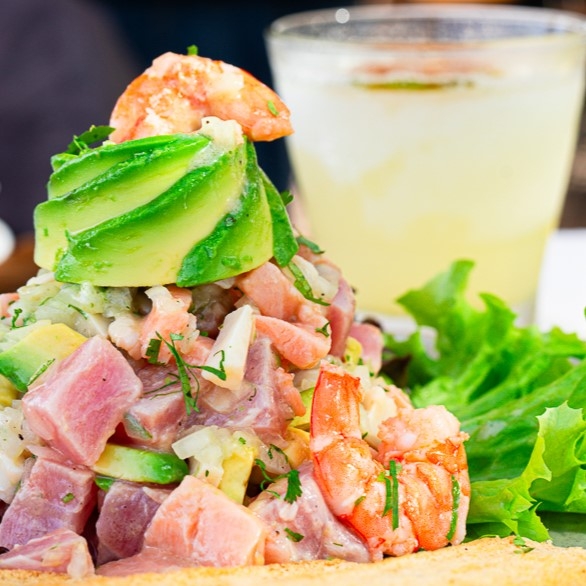 PECES GORDOS, EL RESTAURANT DE SAN ALFONSO DEL MAR QUE OFRECE UNA COCINA CHILENA, MARINA Y DE ANTAÑO
