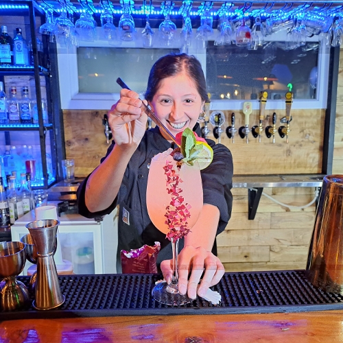 UN BAR DE MODA Y COCTELERÍA DE AUTOR EN VALDIVIA, MÍA BAR