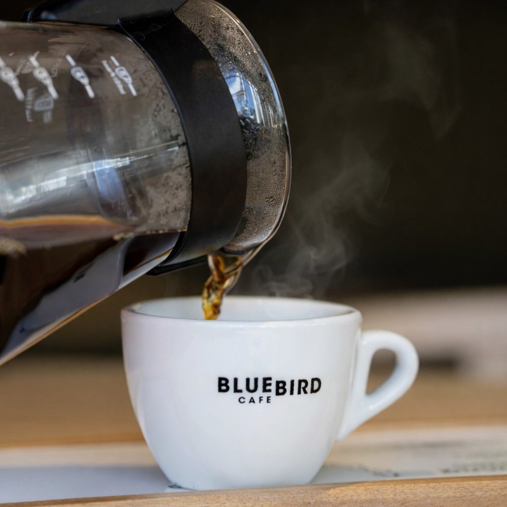 BLUE BIRD: UN PUNTO DE ENCUENTRO DONDE EL CAFÉ Y LA MÚSICA CONVIVEN PARA GENERAR PLACER