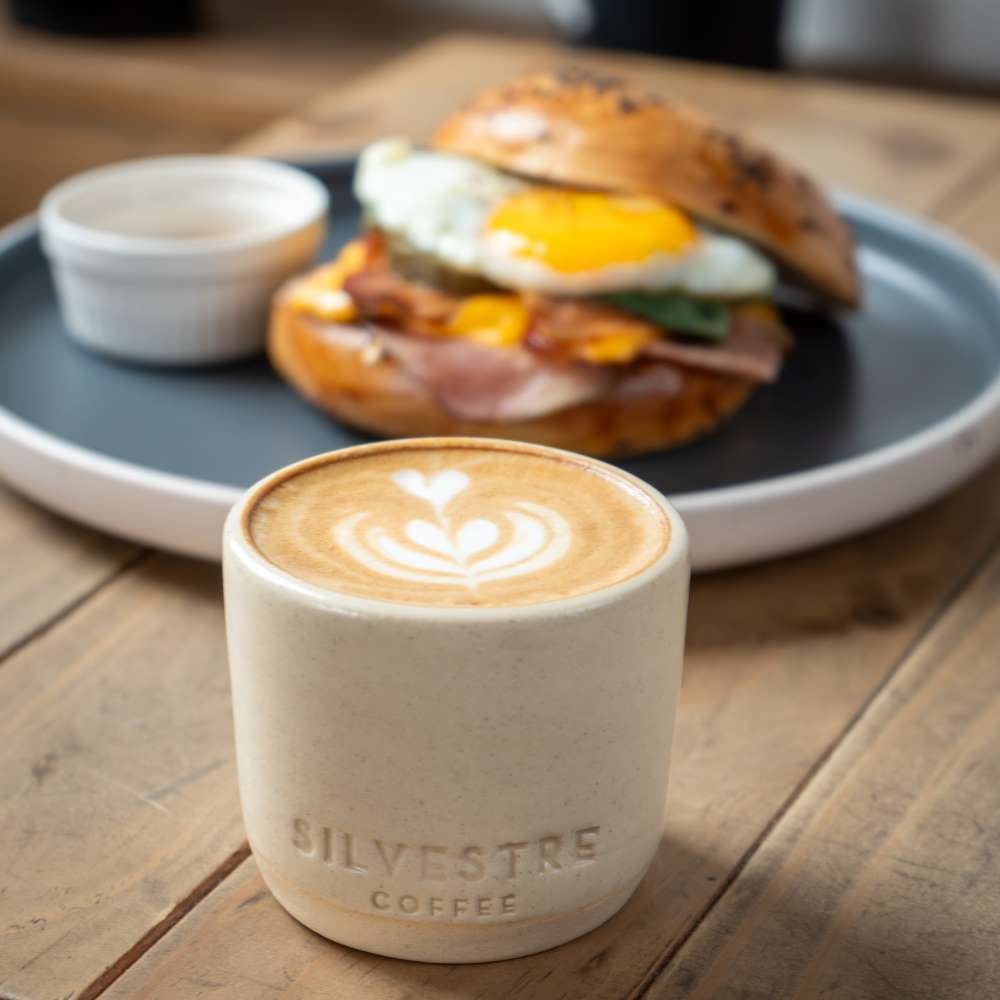 BAGEL SÁNDWICH: EL PROTAGONISTA INDISCUTIDO DEL BRUNCH EN SILVESTRE COFFEE