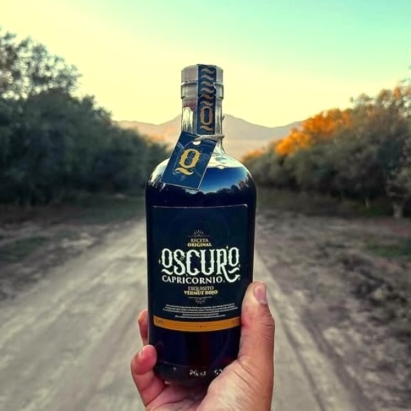 OSCURO CAPRICORNIO: EL VERMUT ARTESANAL DEL DESIERTO QUE CONQUISTA CHILE Y SALE AL MUNDO
