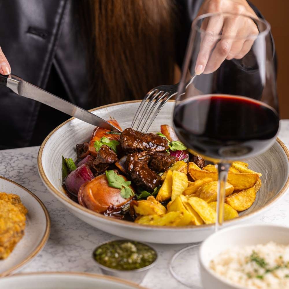 SANTA BRASA VIÑA DEL MAR: NUEVA CARTA CON 26 CORTES ARGENTINOS Y COCINA COSTERA