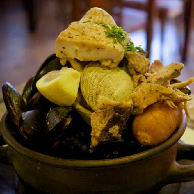 DEL SUR A VALPARAÍSO: LA COCINA DE LOS PUERTOS SE INSTALA CON SABORES TRADICIONALES EN EL CERRO ALEGRE