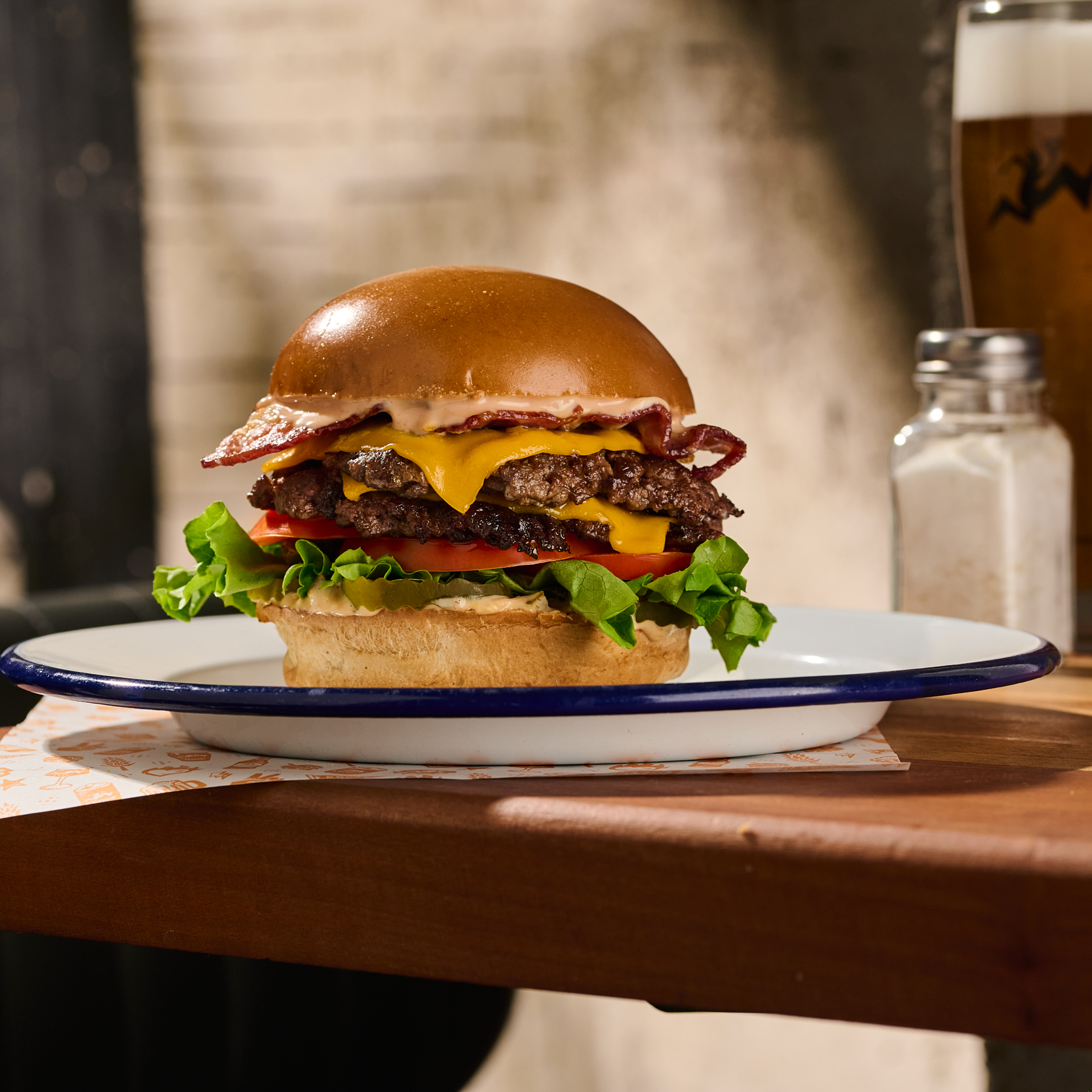 KROSS BAR CELEBRA EL DÍA DE LA HAMBURGUESA CON BURGERS RECARGADAS Y MATCH CERVECERO