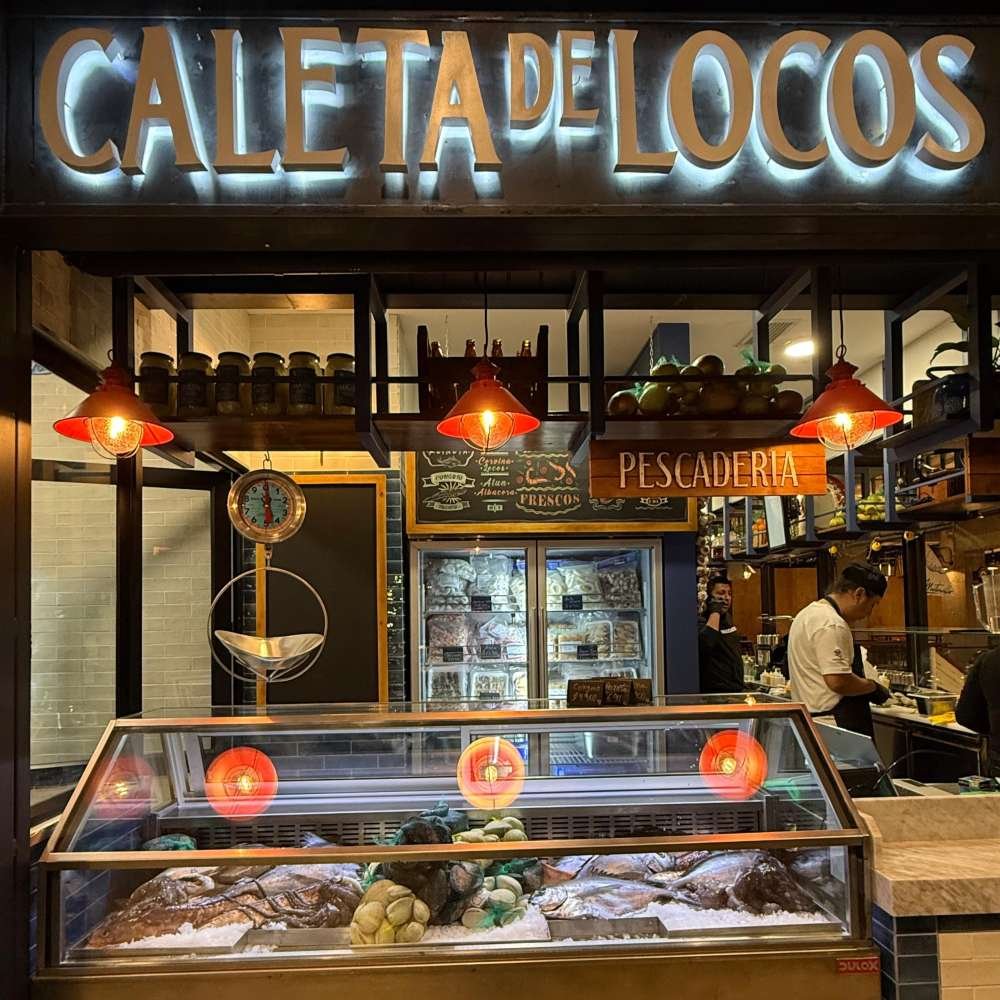 EL ESPACIO BUSCA REPLICAR UNA CALETA URBANA EN SANTIAGO Y COMBINA RESTAURANTE Y PESCADERÍA